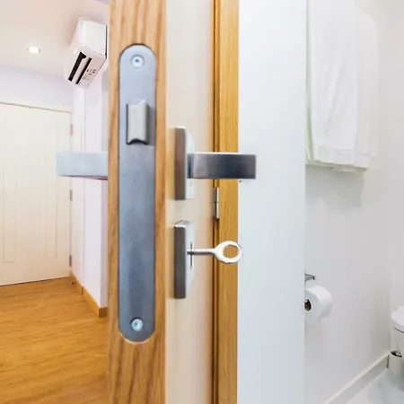 Perfect, Cool, Aircon, 2 Beds 2 Bath Location דירה